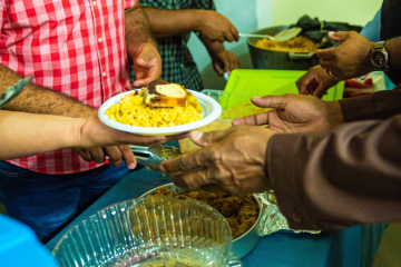 Diseño sin título (27) Personas sirviendo alimentos